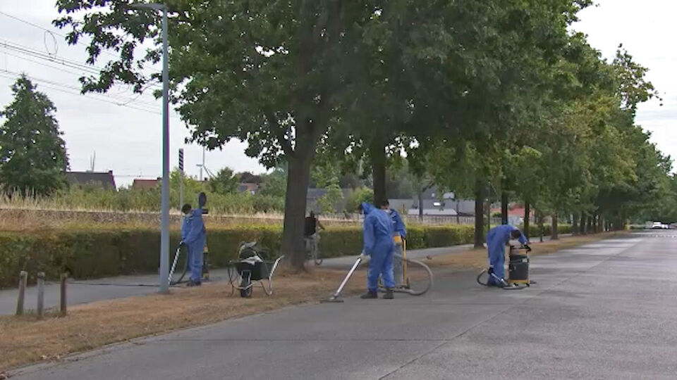 De reinigingsfirma aan het werk. 