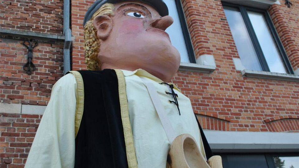 De Turnhoutse Reuzenclub maakte deze reuzenpop naar het evenbeeld van klein Peerke