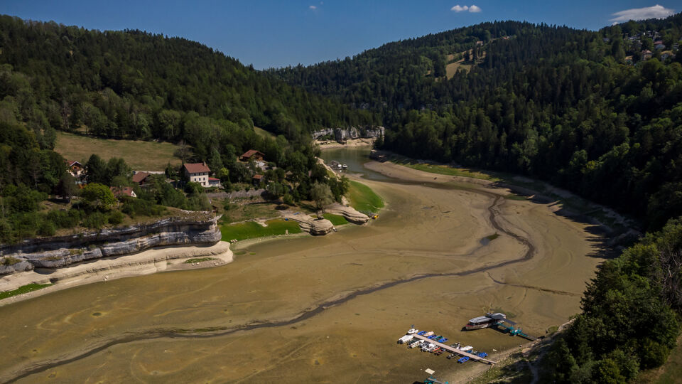 De droge bedding van het meer van Brenets, in het departement Doubs, aan de grens met Zwitserland. 