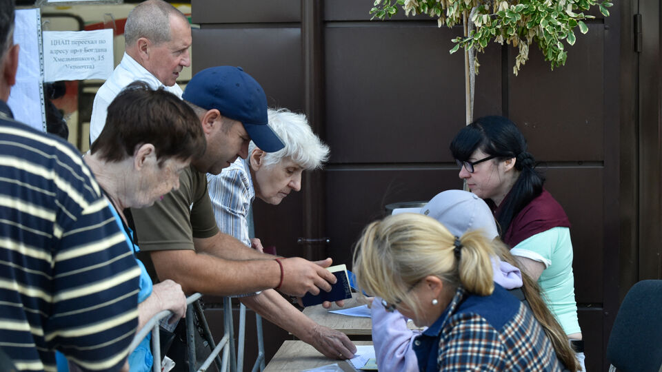 Inwoners van de regio Zaporozje vragen het Russische staatsburgerschap aan in Melitopol