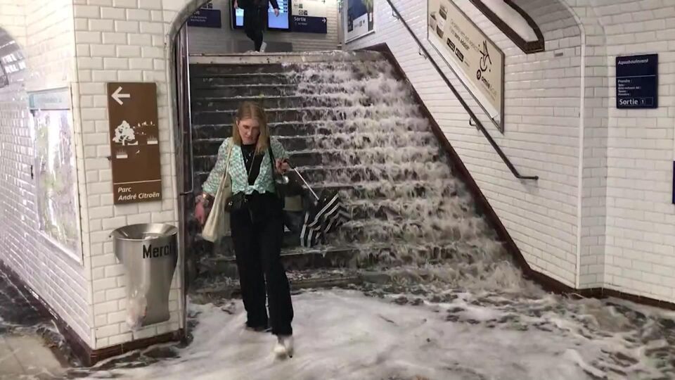 In het metrostation Balard werden reizigers verrast door het binnenstromende water. 