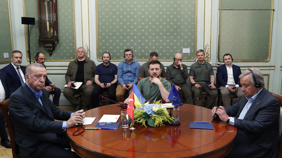 Erdogan (links), Zelenski (midden) en Guterres (rechts) tijdens de topontmoeting in Lviv.