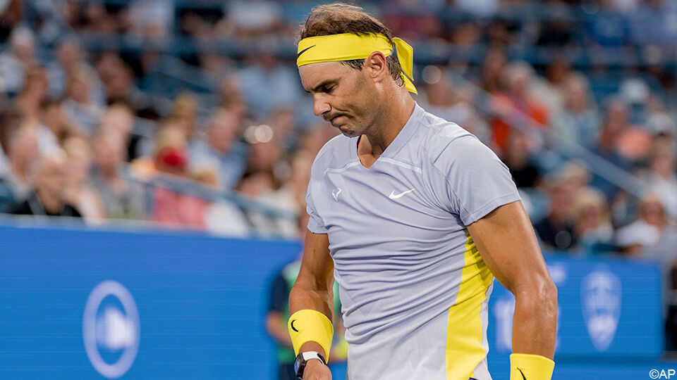 Rafael Nadal druipt af na de nederlaag tegen Borna Coric.