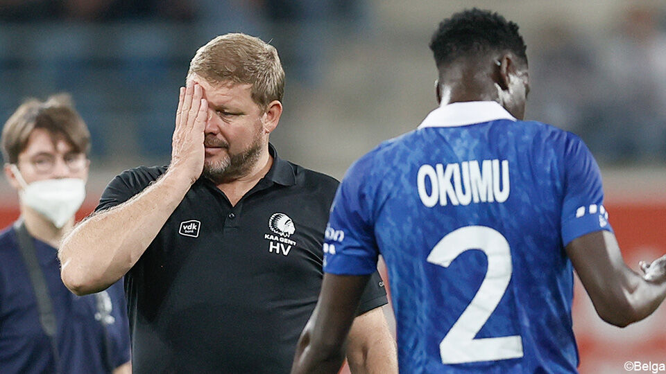 Gent-coach Hein Vanhaezebrouck druipt ontgoocheld af na het verlies in de eigen Ghelamco Arena.