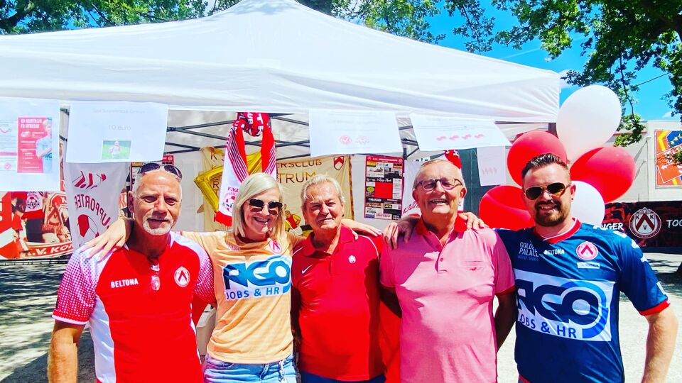 Het bestuur van supportersclub Centrum.