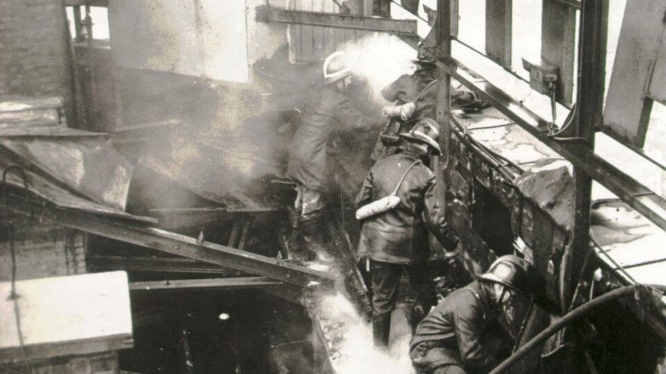 Belga: Brandweermannen op de Boerentoren tijdens brand in 1976