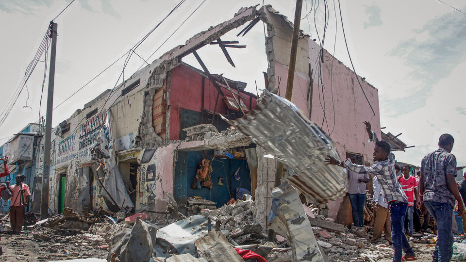 De aanvallers richtten zware beschadigingen aan bij de bestorming van het hotel.