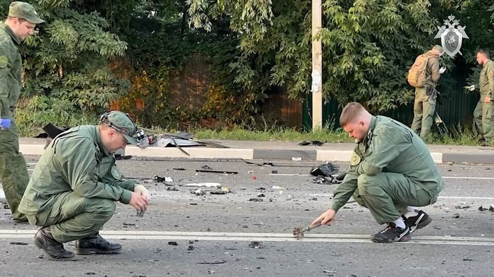 Speurders onderzoeken de plaats van de aanslag, beeld via Russische persbureau TASS