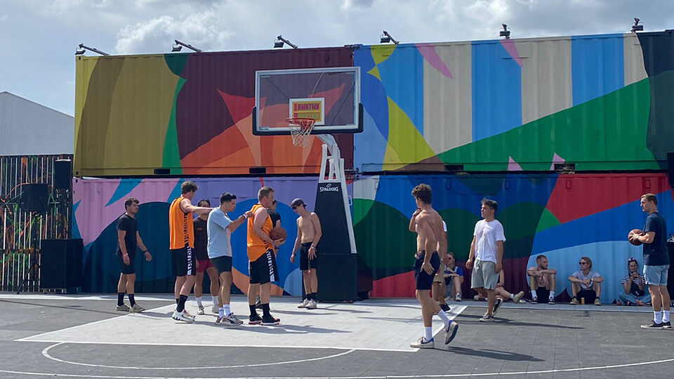 Het basketbalveld op Pukkelpop werd druk gebruikt.
