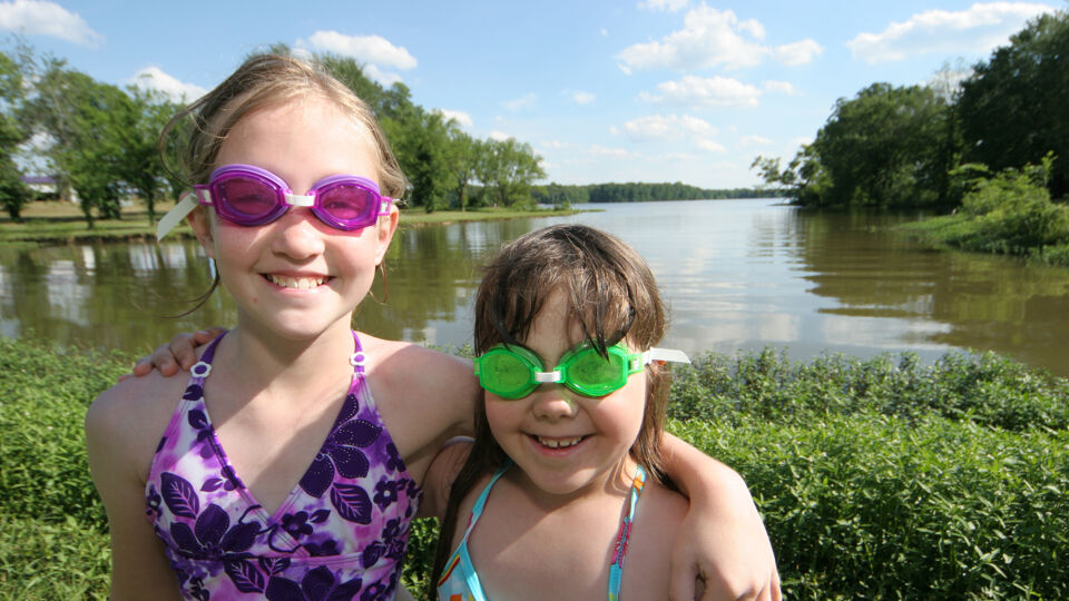 Meisjes aan Tennessee River, waar 3M decennia lang PFAS loosde.