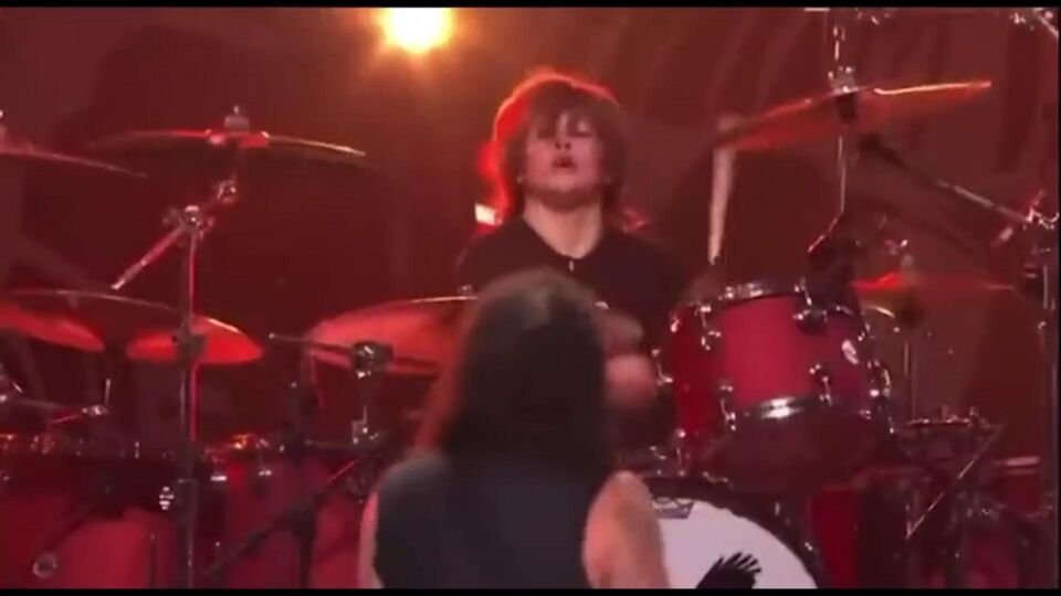 Shane Hawkins, de 16-jarige zoon van Taylor Hawkins, en Dave Grohl brengen samen hulde aan de overleden drummer.