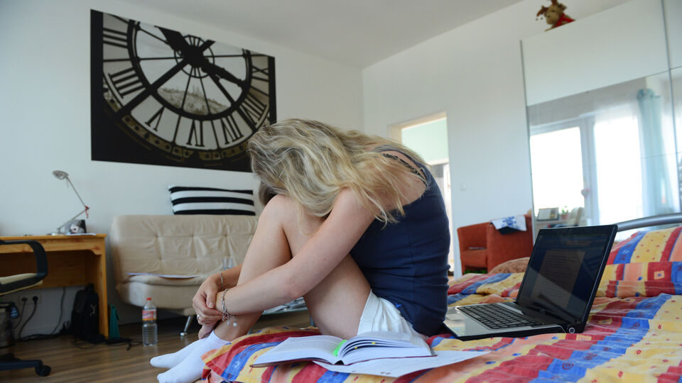 Jonge mensen blijven steeds langer thuis wonen door de toegenomen onzekerheid.