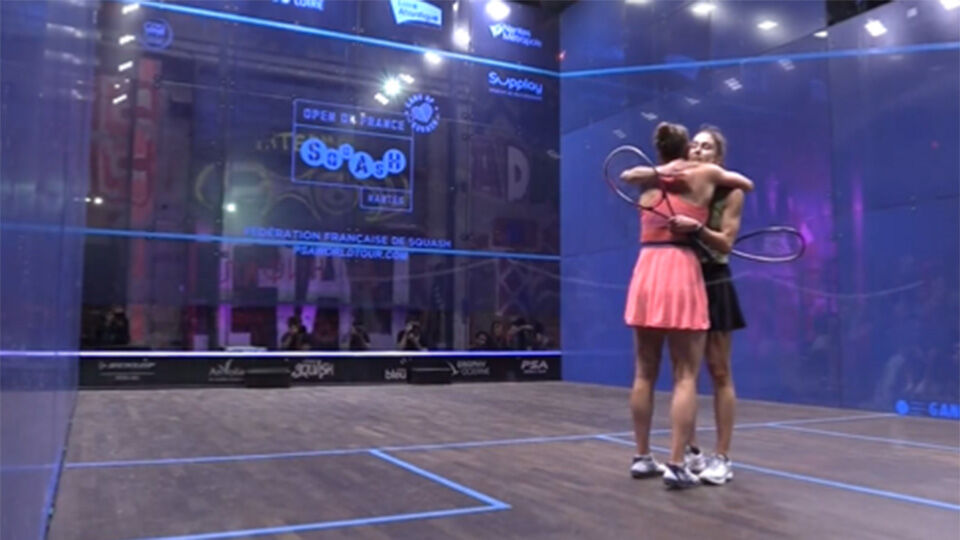 Tinne (in het roze) en Nele Gilis omhelzen elkaar na de wedstrijd.