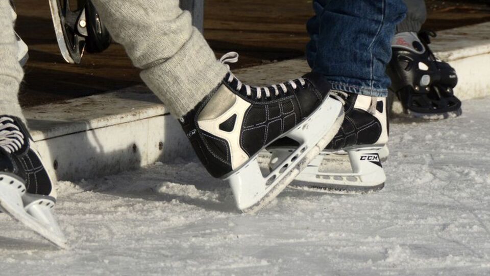 IJsmeester test of ijs dik genoeg is op Bleukensweide in Mechelen IJsmeester test of ijs dik genoeg is op Bleukensweide in Mechelen