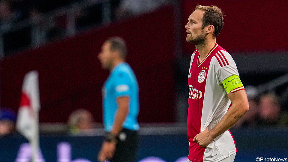 Ajax-kapitein Daley Blind druipt ontgoocheld af na de pandoering tegen Napoli.