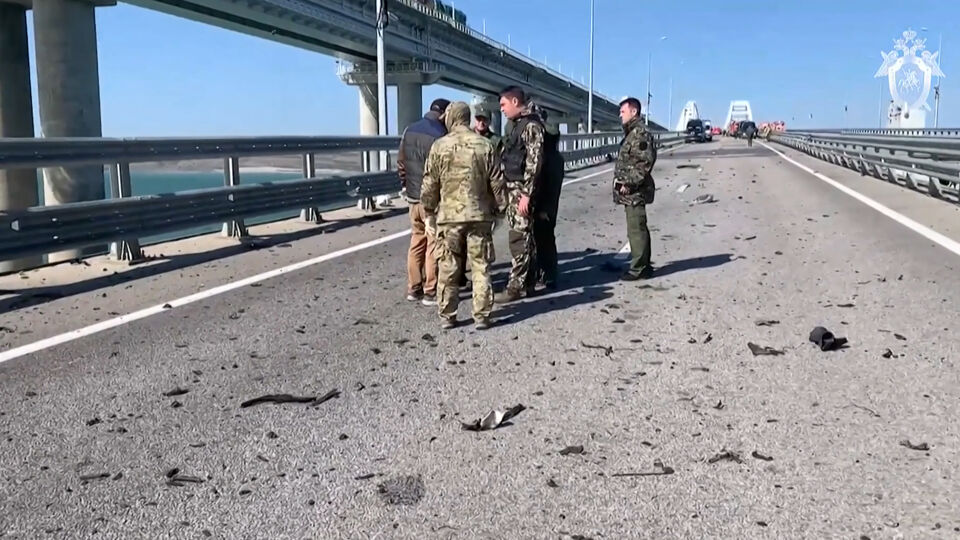 Opnieuw Beperkt Verkeer Over Krimbrug, Na Zware Explosie Die Brug Deels ...