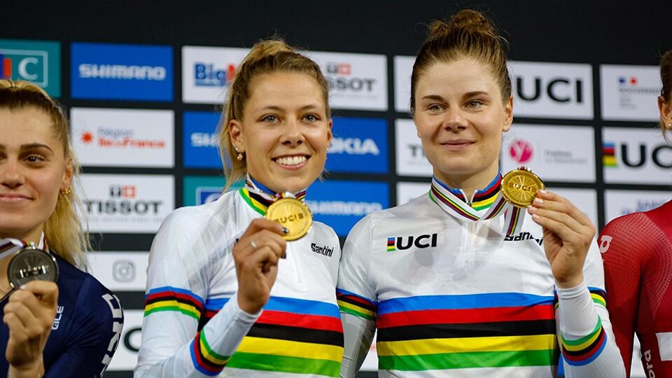 Shari Bossuyt en Lotte Kopecky met hun gouden WK-medaille.
