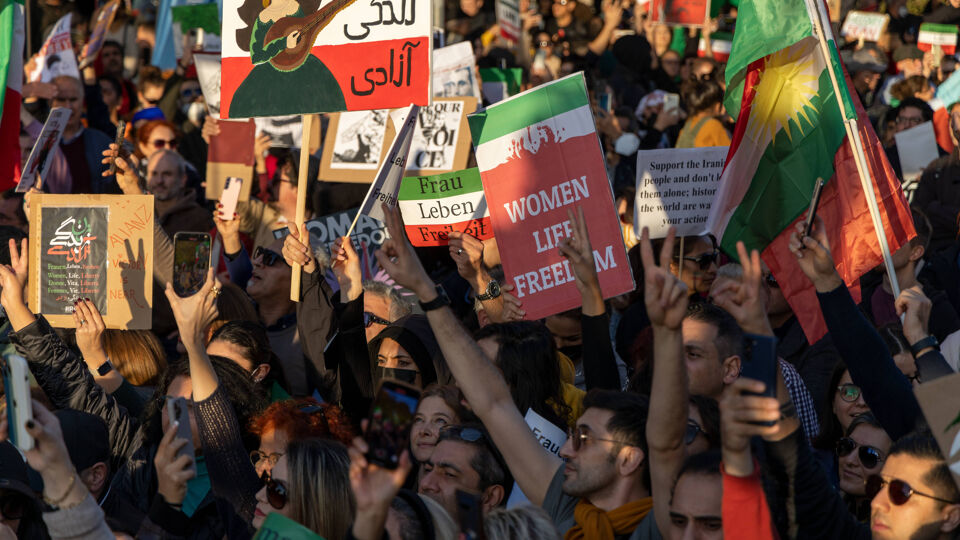 80.000 Mensen Betogen In Berlijn Uit Solidariteit Met Protesten In Iran ...