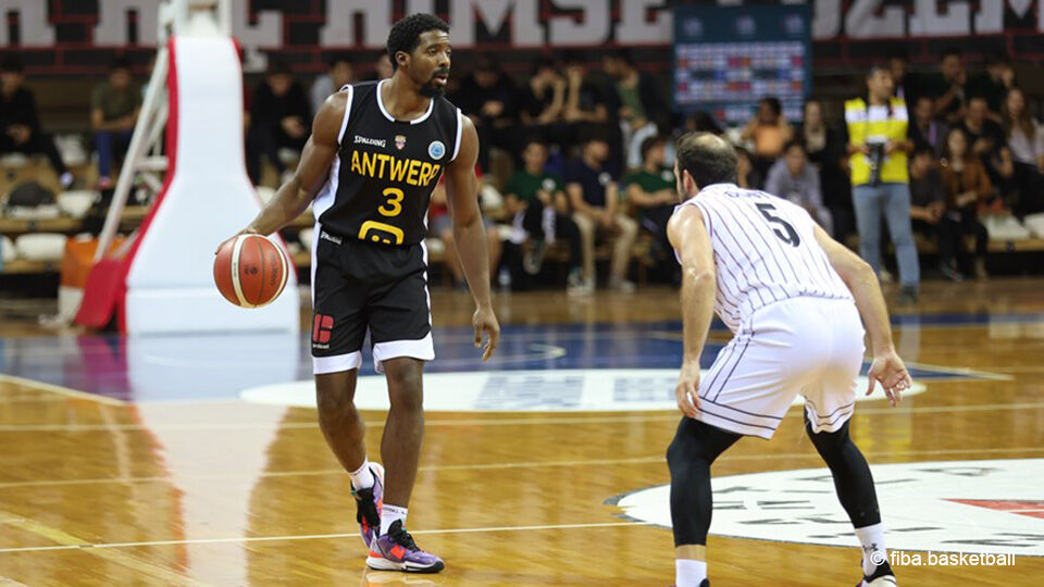 Quentin Goodin dribbelt de bal op in de FIBA Europe Cup