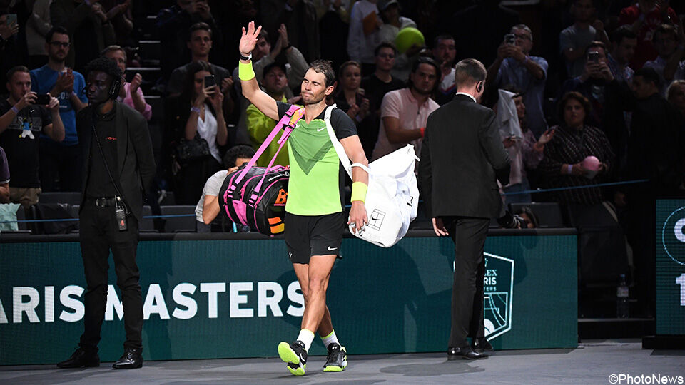 Rafael Nadal druipt ontgoocheld af na zijn nederlaag in Parijs.