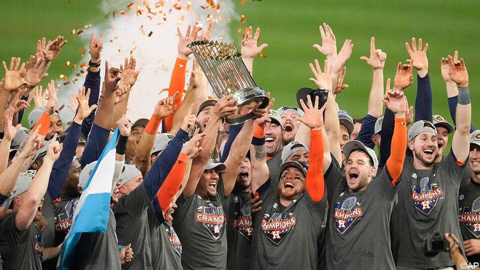 De Houston Astros mogen de World Series-trofee in de lucht steken.