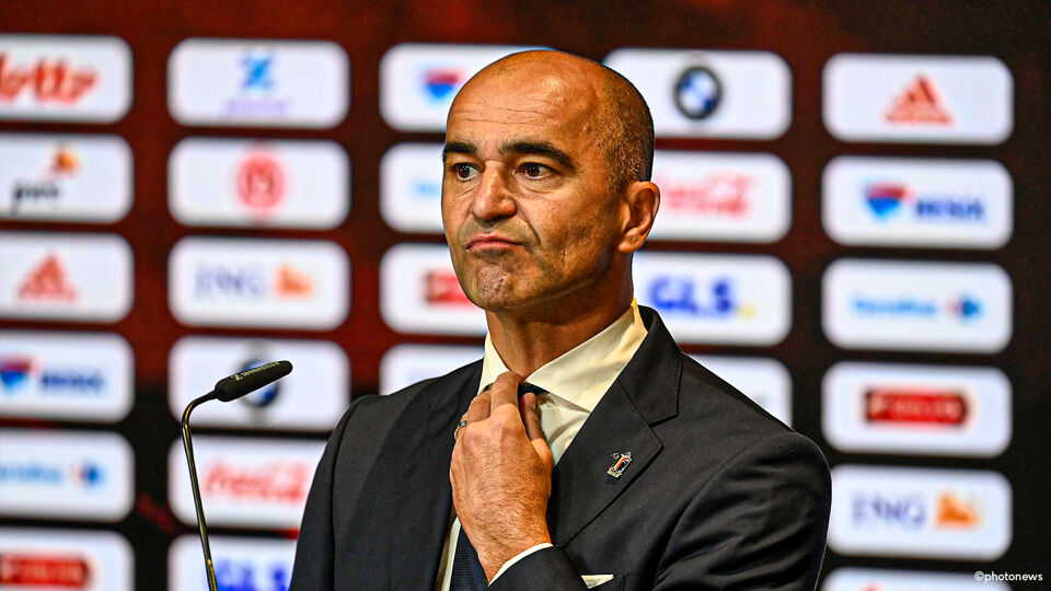 Roberto Martinez zit klaar om een persconferentie te geven. 