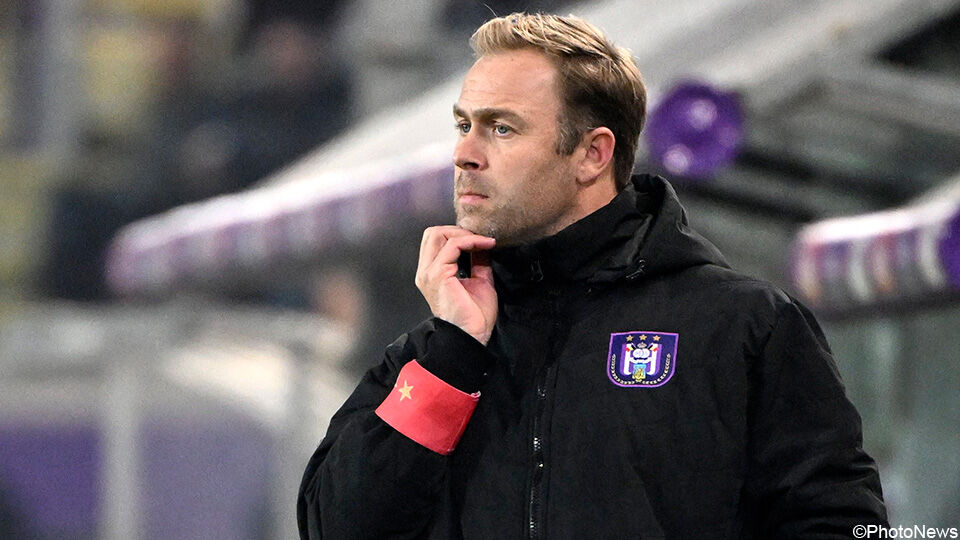 RSCA Futures' head coach Robin Veldman talks to his players after a soccer  match between RSC, Stock Photo, Picture And Rights Managed Image. Pic.  VPM-43653717