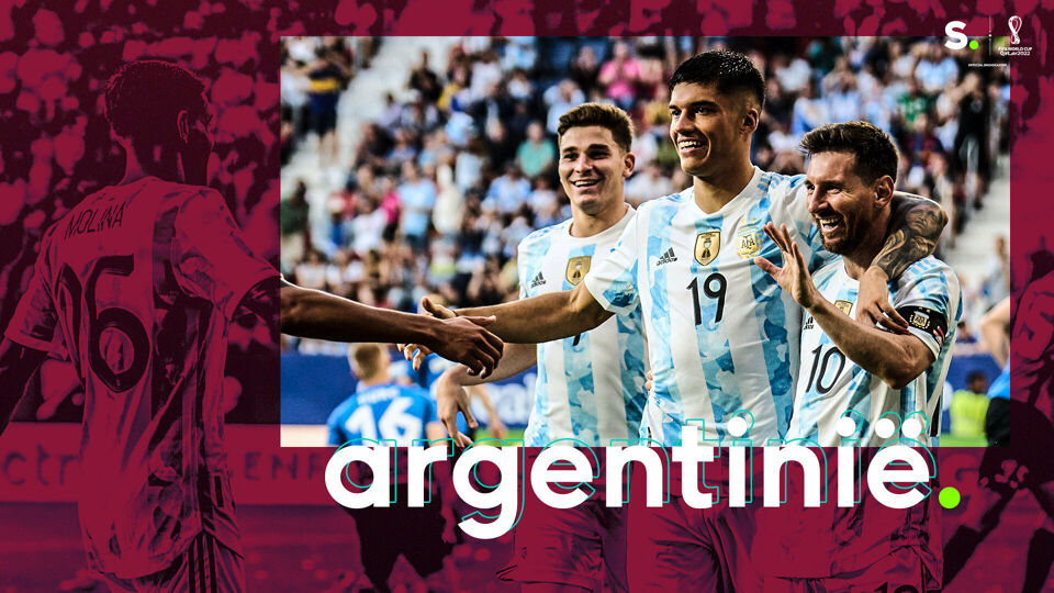 Lionel Messi viert met enkele ploegmaats van Argentinië