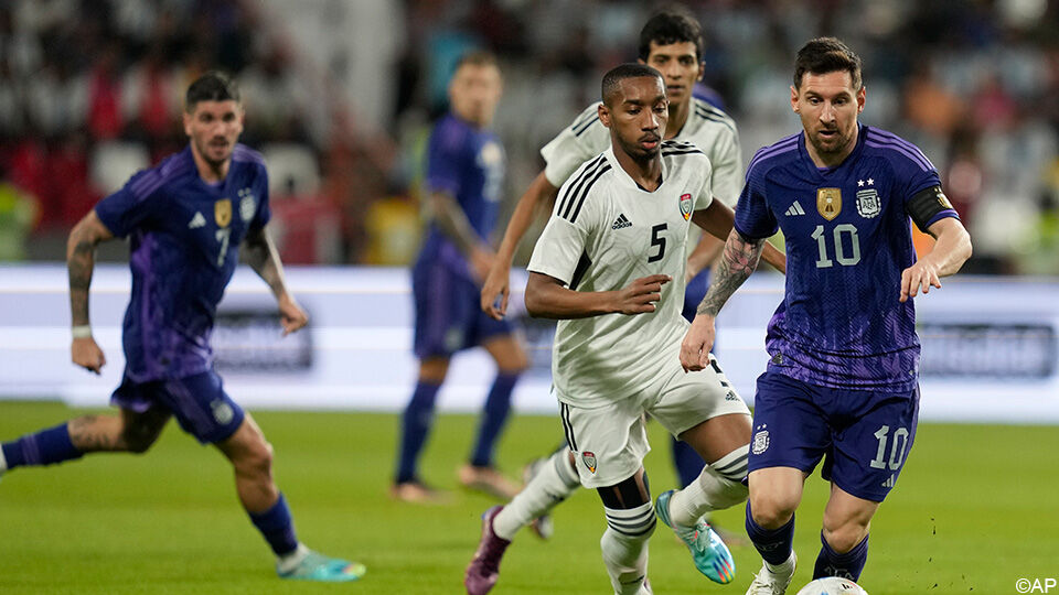Lionel Messi neemt zijn team bij de hand tegen de Verenigde Arabische Emiraten.