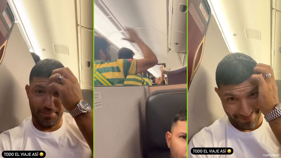 Sergio Agüero zakt onderuit in zijn zetel in een vliegtuig vol Brazilianen.
