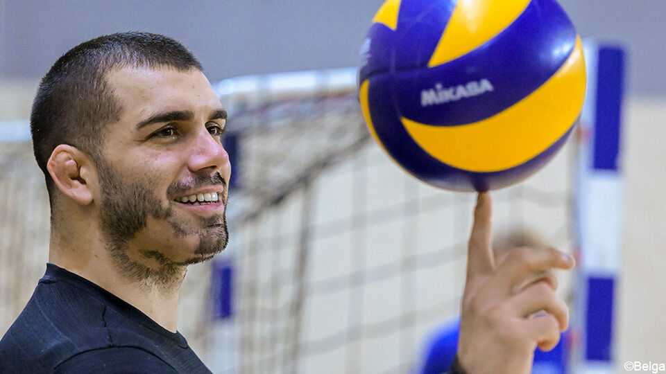 Judoka Toma Nikoforov is ook handig met een volleybal.