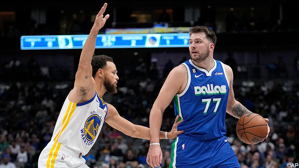Stephen Curry probeert Luka Doncic af te stoppen.