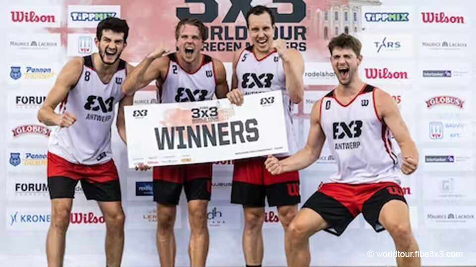 De spelers van Team Antwerp vieren hun overwinning op de WorldTour in Debrecen.