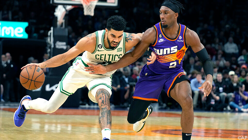 Josh Okogie van Phoenix probeert Celtics-speler Jayson Tatum af te stoppen.