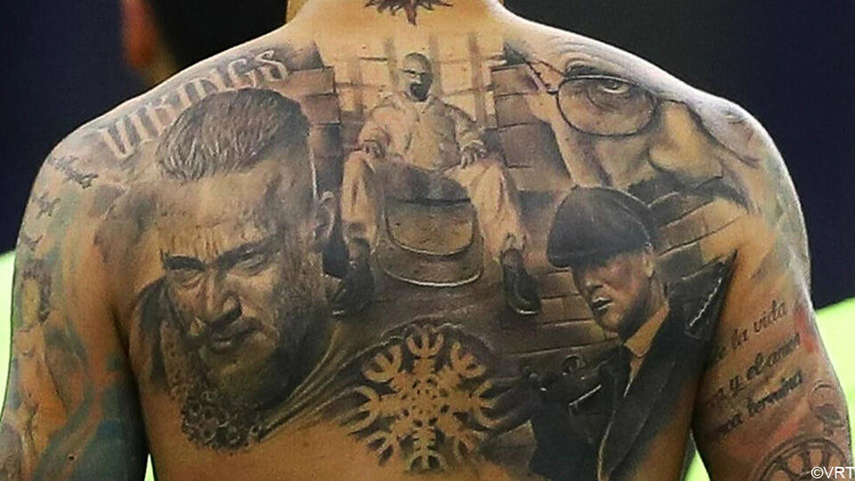 Op de rug van Otamendi prijken tatoeages uit de series Breaking Bad, Peaky Blinders en Vikings.