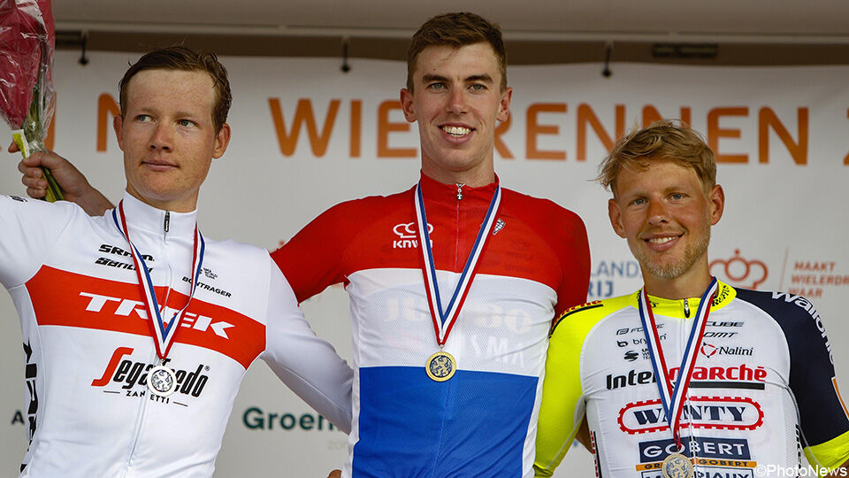 Pascal Eenkhoorn (centraal) kroonde zich vorig jaar tot Nederlands kampioen op de weg.