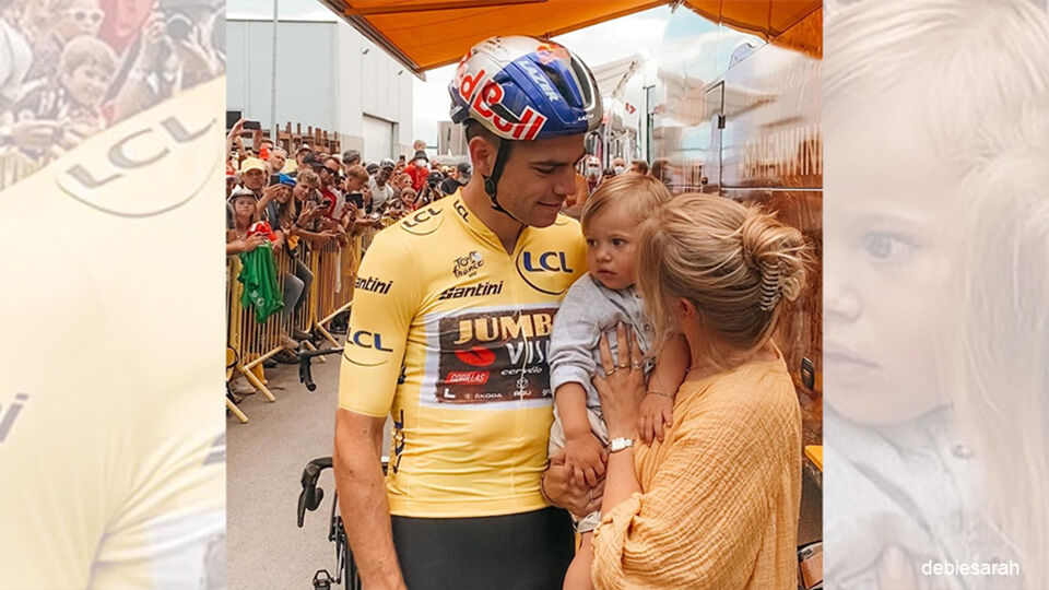 Wout van Aert met zijn zoontje Georges en vrouw Sarah De Bie in de Tour van vorig jaar.