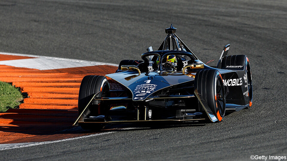 Stoffel Vandoorne in zijn nieuwe bolide voor het komende Formule E-seizoen.