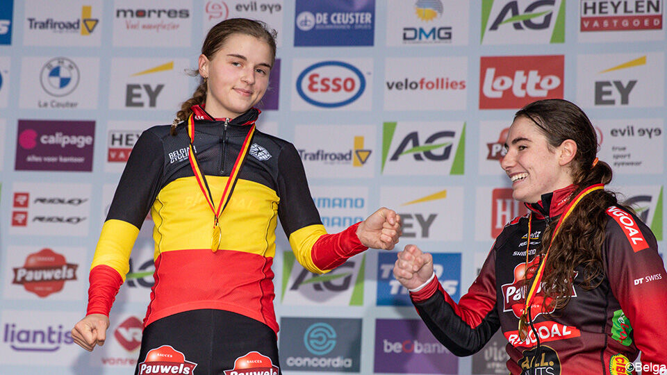 Belgisch kampioene Fleur Moors en haar ploeggenote Shanyl De Schoesitter.