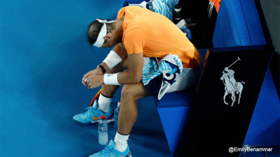Rafael Nadal trok een grimas nadat hij geblesseerd geraakte aan zijn heup.