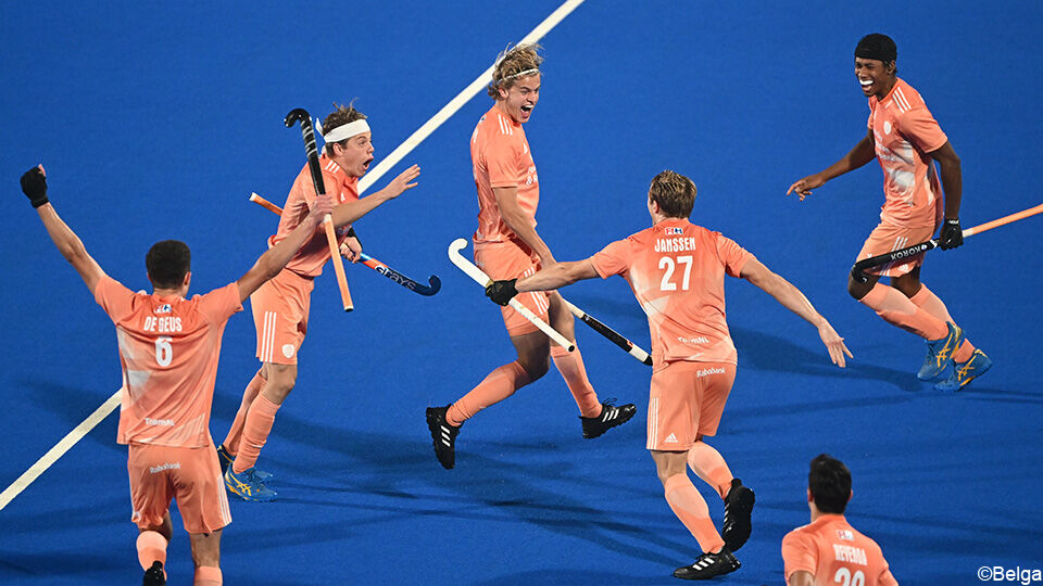 De Nederlanders vieren hun overwinning tegen Zuid-Korea in de kwartfinales.