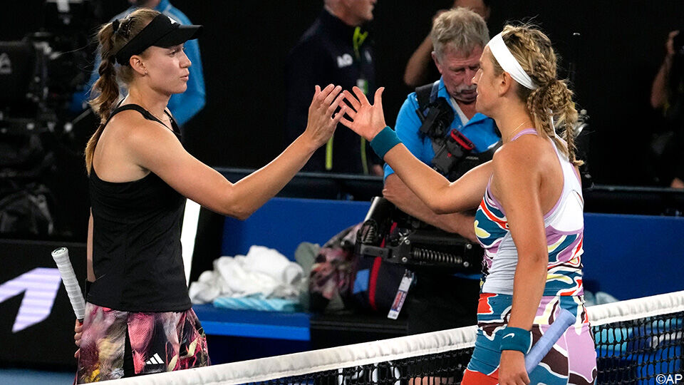 Victoria Azarenka (r) feliciteert Jelena Rybakina met haar overwinning.