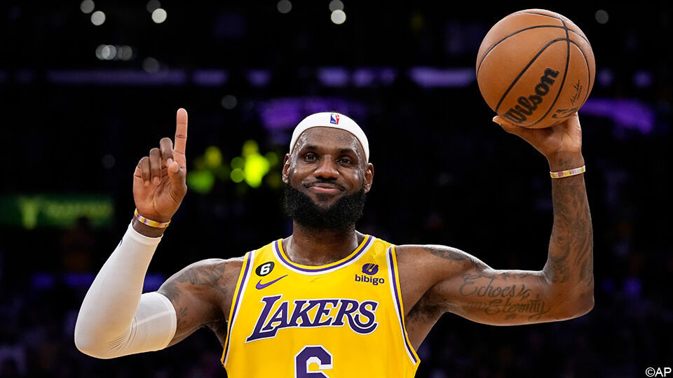 LeBron James steekt één vinger op: hij is nu de nummer 1 in de NBA.