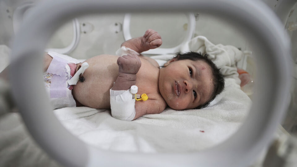 Syrische Baby Aya, Die Na De Aardbeving Van Onder Het Puin Gered Werd ...