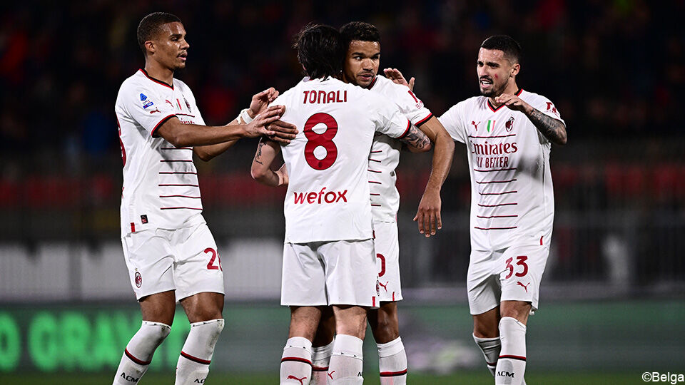 De Milanezen vieren de 0-1 van Junior Messias.