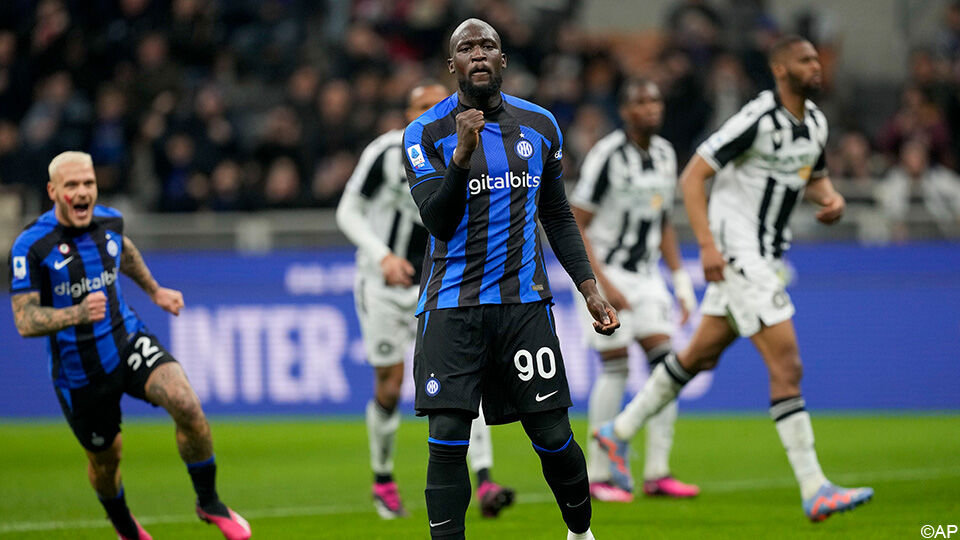 Romelu Lukaku juicht: hij heeft Inter op 1-0 getrapt tegen Udinese.