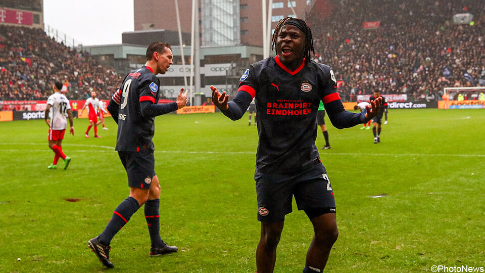 PSV-speler Johan Bakayoko viert zijn doelpunt.