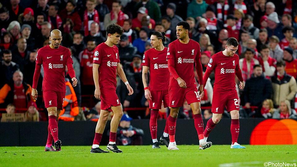 De spelers van Liverpool druipen ontgoocheld af na de 2-5 tegen Real.