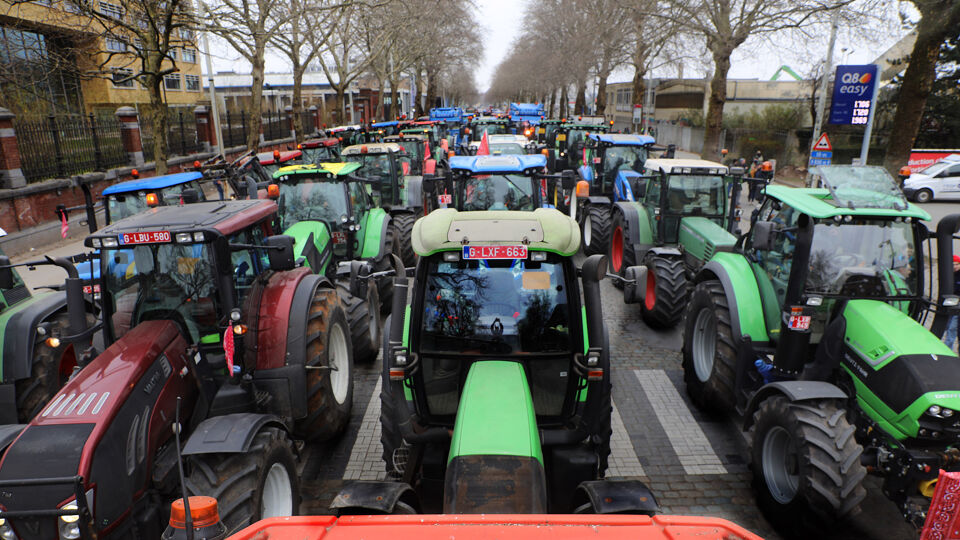 More than 2,700 tractors descend on Brussels as farmers protest against