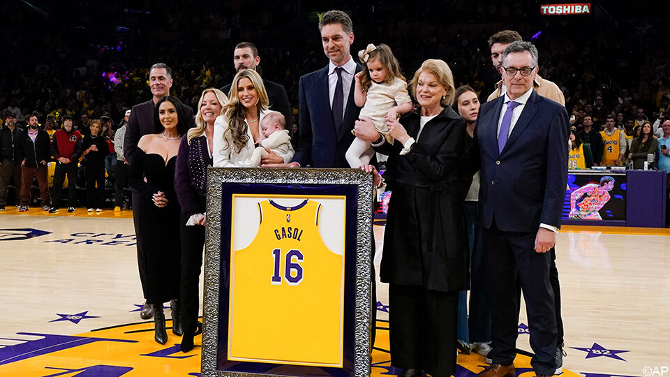 Pau Gasol omringd door familie, vrienden en de eigenaars van de LA Lakers.